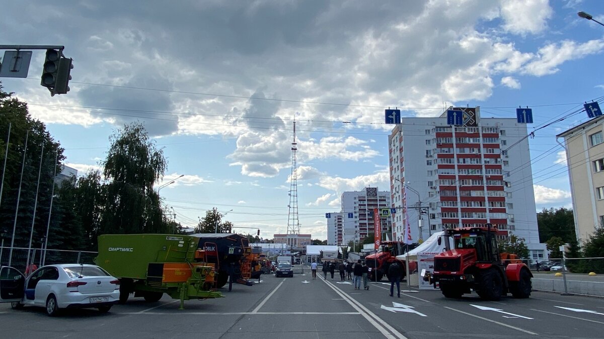     Программа форума в этом году включает в себя не только деловую часть, но также обширную развлекательную программу, сопряженную с фестивалем «Сердце Евразии», а в связи с подготовкой к его проведению в центре города ограничили движение по нескольким улицам