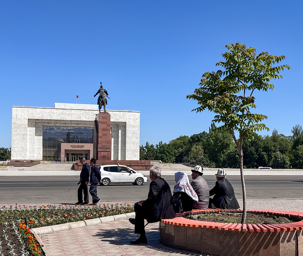 Город бишкек. Столица киргизии время. Город бишкек памятник ленину. Столица киргизии время. Бишкек.