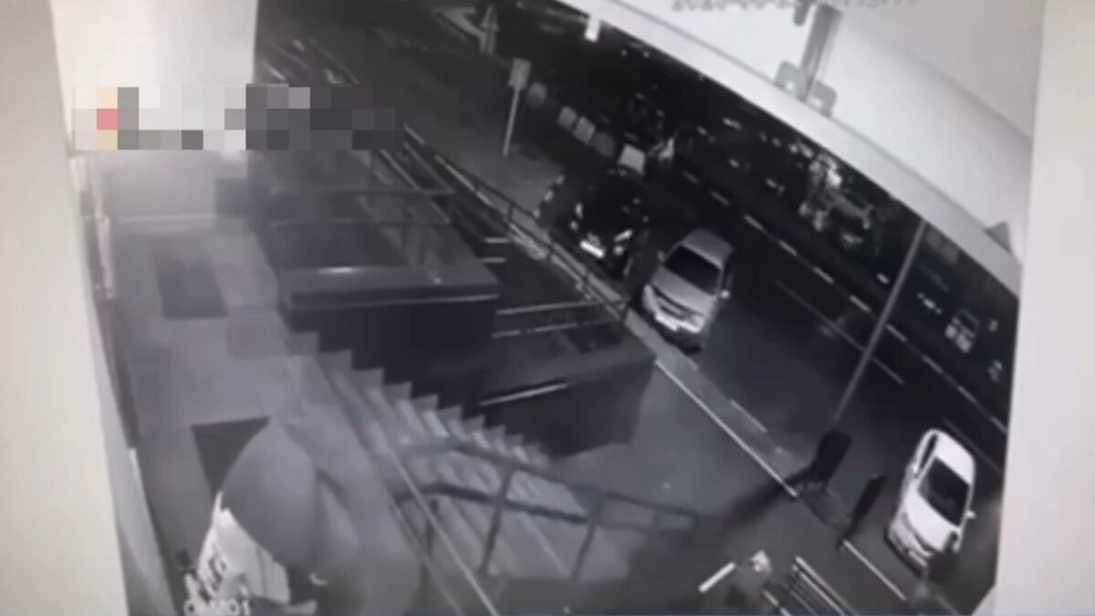     В областной столице молодые парни залезли в помещение пекарни. Их действия засняла камера наблюдения.