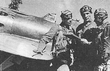 Лейтенант А. В. Чирков ставит боевую задачу летчикам своего звена мл. лейтенантам Н. С. Медведеву и Н. И. Шуошвили. Ленинград, июнь 1941 г. 