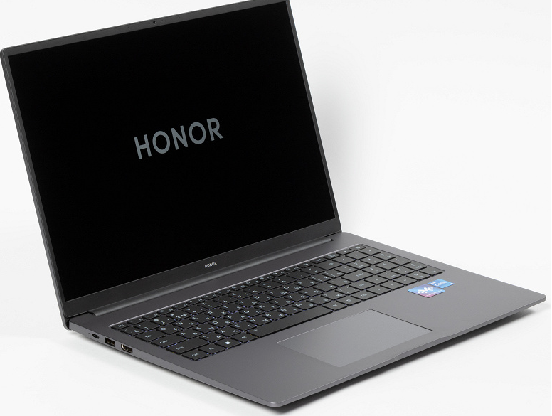 Конфигурация и комплектация Спецификация выглядит так:

Honor MagicBook X 16 2023 (BRN-F56)
Процессор	Intel Core i5-12450H (4+4 ядра/12 потоков, до 3,3/4,4 ГГц, 35—95 Вт)
Оперативная память	16 ГБ LPDDR4X-4266 (чипы Micron MT53E1G32D2NP-046 W распаяны на плате)
возможен вариант с 8 ГБ
Видеоподсистема	интегрированная UHD-графика Intel
Экран	16 дюймов, 1920×1200 (16:10), IPS (BOE0B4C), 60 Гц
Звуковая подсистема	Realtek, 2 динамика
Накопитель	SSD 512 ГБ (Kioxia KBG50ZNV512G, M.2 2280, NVMe, PCIe 4.0 x4)
предусмотрена установка второго накопителя в слот M.2 2242
Картовод	нет
Сетевые интерфейсы	Проводная сеть	нет
Беспроводная сеть Wi-Fi	Wi-Fi 6 (Intel AX201D2W IEEE 802.11ax, 2,4/5,0 ГГц, MIMO 2×2, ширина канала 160 МГц)
Bluetooth	Bluetooth 5.2 *)
Интерфейсы и порты	USB	1 × USB3.2 Gen2 Type-C с поддержкой передачи данных до 10 Гбит/с, Power Delivery и вывода графики
2 × USB3.2 Gen1 Type-A
RJ-45	нет
Видеовыходы	HDMI 1.4b (до 4K@30 Гц)
1 × DisplayPort через USB Type-C
Аудиоразъемы	комбинированный для гарнитуры (миниджек)
Устройства ввода	Клавиатура	с подсветкой и цифровым блоком
Тачпад	кликпад
IP-телефония	Веб-камера	720p@30 FPS
Микрофон	есть (2 шт.)
Сканер отпечатков пальцев	есть
Батарея	60 Вт·ч, литий-полимерная
Габариты	356×250×19,0 мм (с учетом ножек: до 22,8 мм)
Масса без блока питания	1,74 кг
Адаптер питания	65 Вт (поддержка Power Delivery до 20V@3.25А), вес 0,2 кг (с кабелем)
Операционная система	Windows 11 Home (22H2)