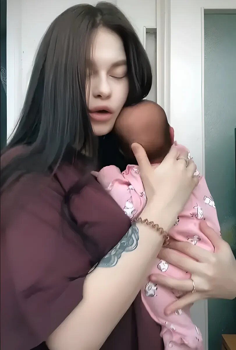 Арина с дочкой. Фото: кадр из видео