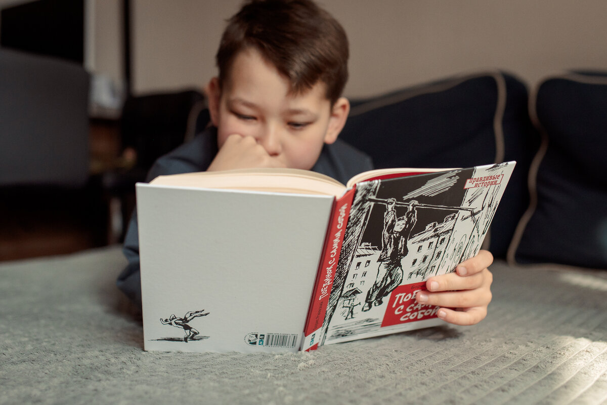 много книг. читатели в библиотеке. читатель переносить. читатель переносить. человек читает.