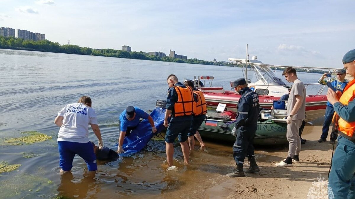     Днем 27 июня человек упал с Молитовского моста в Нижнем Новгороде. На берег его доставили рыбаки. Об этом сообщает региональное ГУ МЧС.