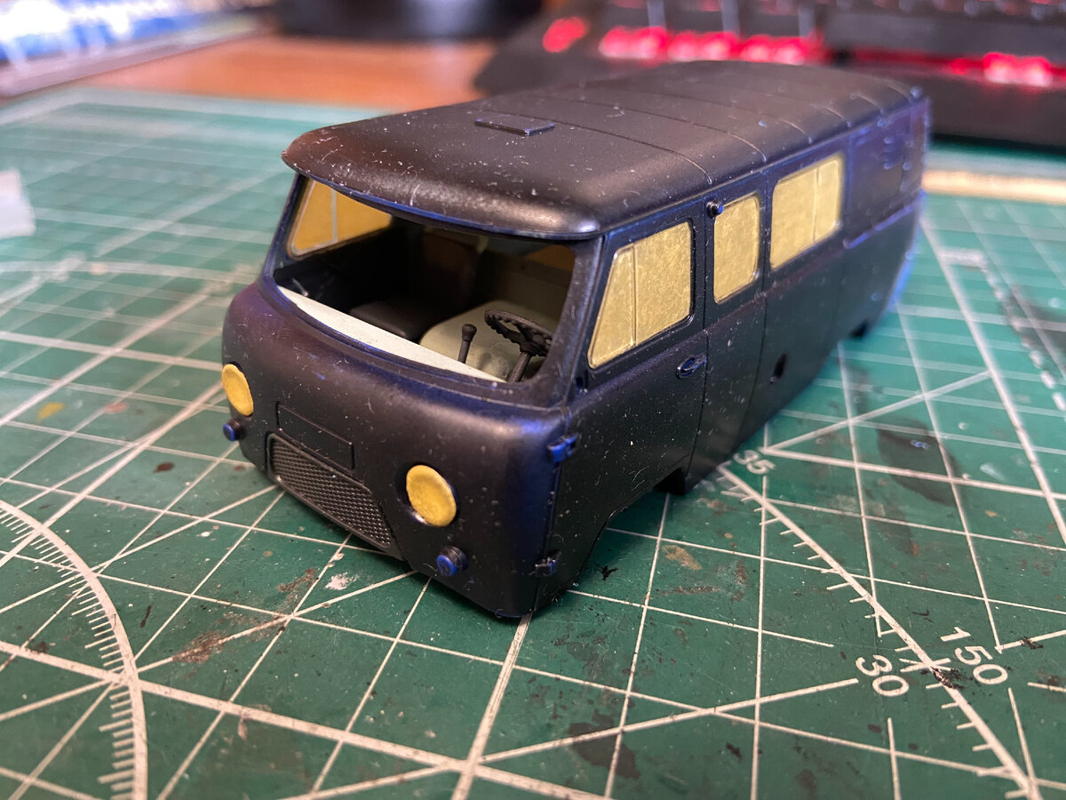 Два вечера у меня ушло на сборку и доводку кузова и маскирование стёкол перед финишной окраской "Буханки". Кто бы меня заставлял делать эту работу? Ведь мне за неё никто не заплатит. Фото из личного архива автора (С), 2023 г.