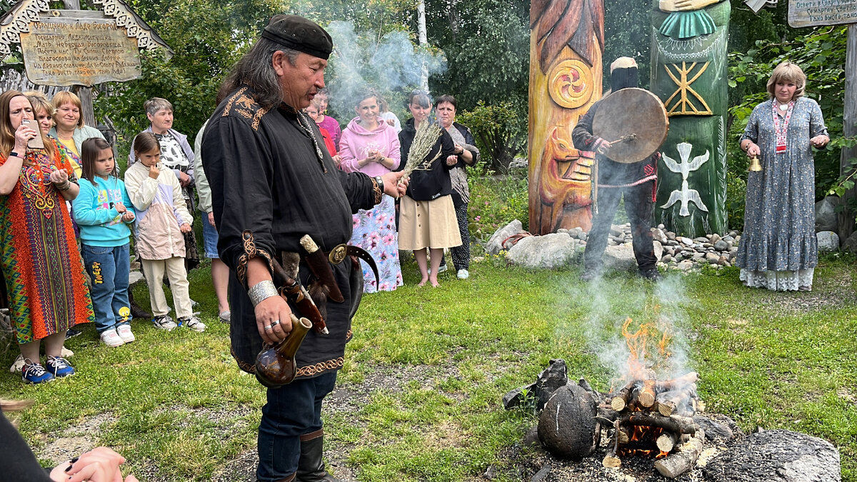 Артем Игнатенко - художник, шаман, один из основателей парка. На фото - обряд кормления духов предков.