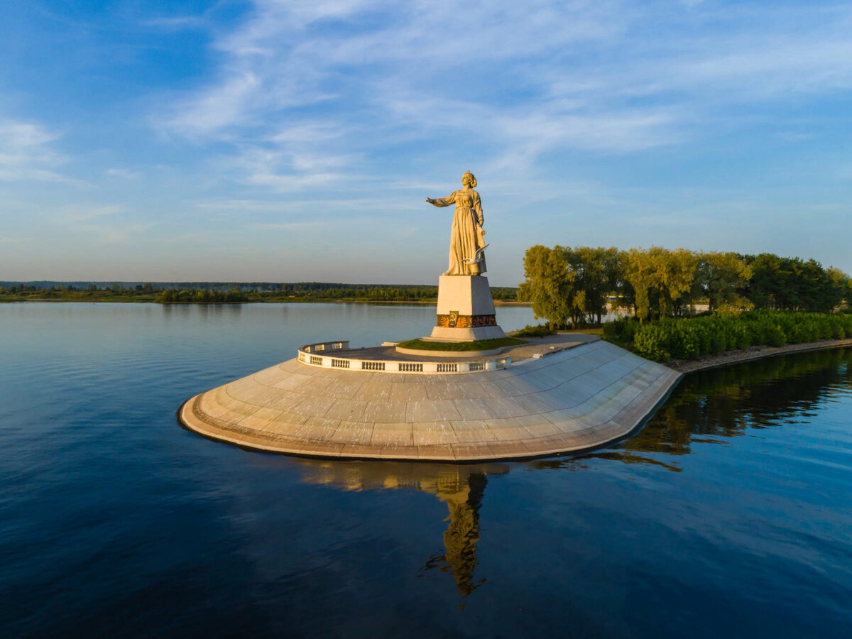 Мать-Волга. Почему один из величайших монументов России находится за  колючей проволокой? А вживую посмотреть можно только с борта теплохода |  Другой путь | Дзен