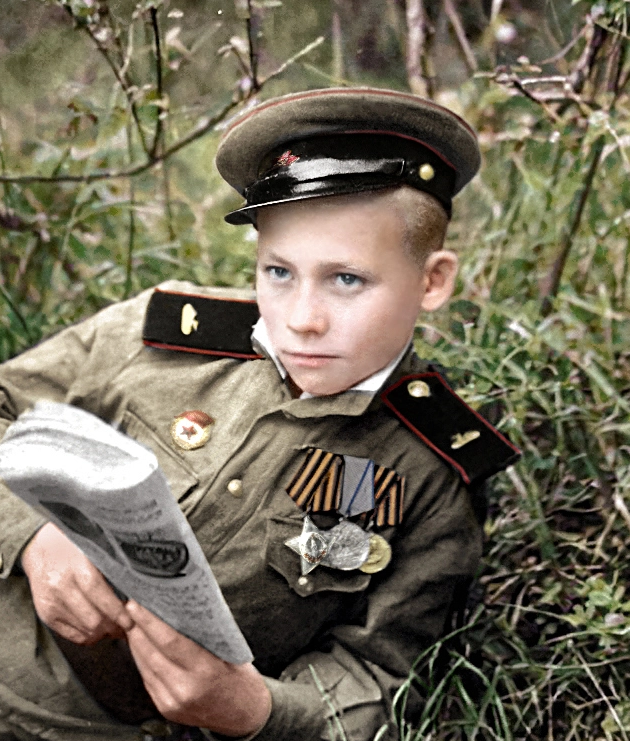 Толя Мерзликин попал на фронт в 13 лет, был зачислен сыном полка, успешно ходил в разведку. В одном из боев мальчик спас раненого советского солдата и уничтожил немецкого снайпера.