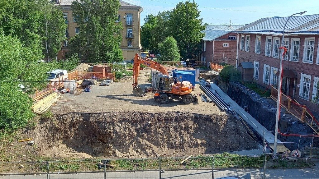     Стройка в центре города возле объектов ОКН вызвала вопросы у горожан, фотографии появились в соцсетях.