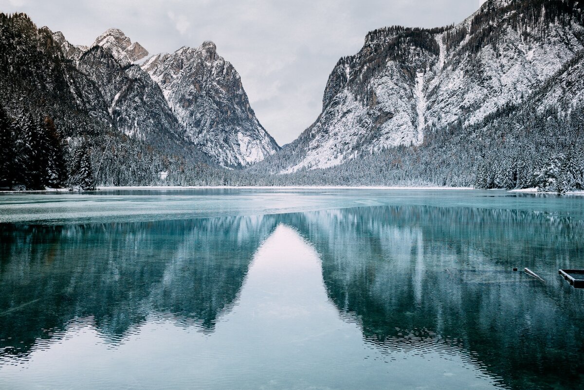    Идеальная симметрия: слева — горы, справа — горы, в отражении — тоже горы / Фото: unsplash.com