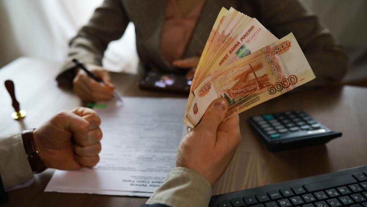     Правительство отметилось несколькими заявлениями, которые говорят о тревожной ситуации с российским бюджетом. Кабинет не хочет продлевать мораторий на проценты с вкладов и предлагает сделать добровольный взнос бизнесменов налогом.