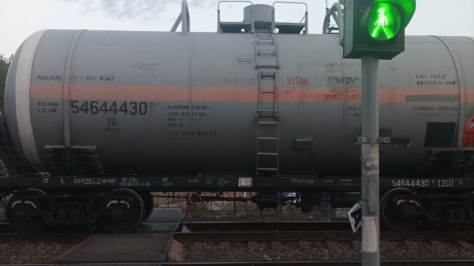     Жители Казани пожаловались на поезда, которые мешают переходить дорогу через железнодорожные пути по улице Копылова. Для пешеходов в этот момент включается разрешающий сигнал светофора, но «хвост» состава преграждает путь. Об этом они написали в комментариях под публикацией мэрии столицы РТ.