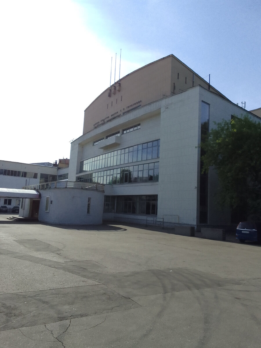 ДК им Горбунова (фото автора). Фасад выглядит иначе чем в 90-е и нулевые