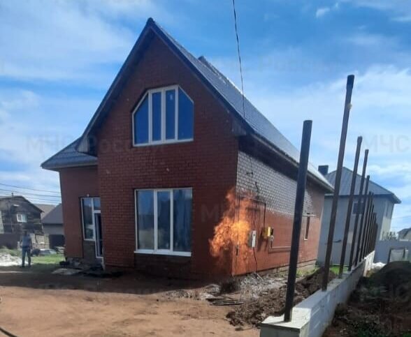    В Оренбургском районе на пожаре в частном жилом доме пострадал 40-летний мужчина Андрей Севостьянов