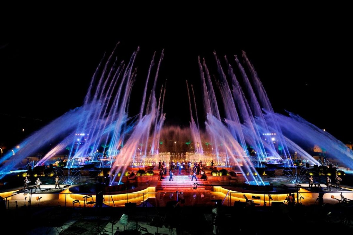Самый большой в России интерактивный фонтан находится в Дагестане. Парк Незами, Дербент. Я об этом узнал благодаря распространяемому в дни майских праздников фейку.