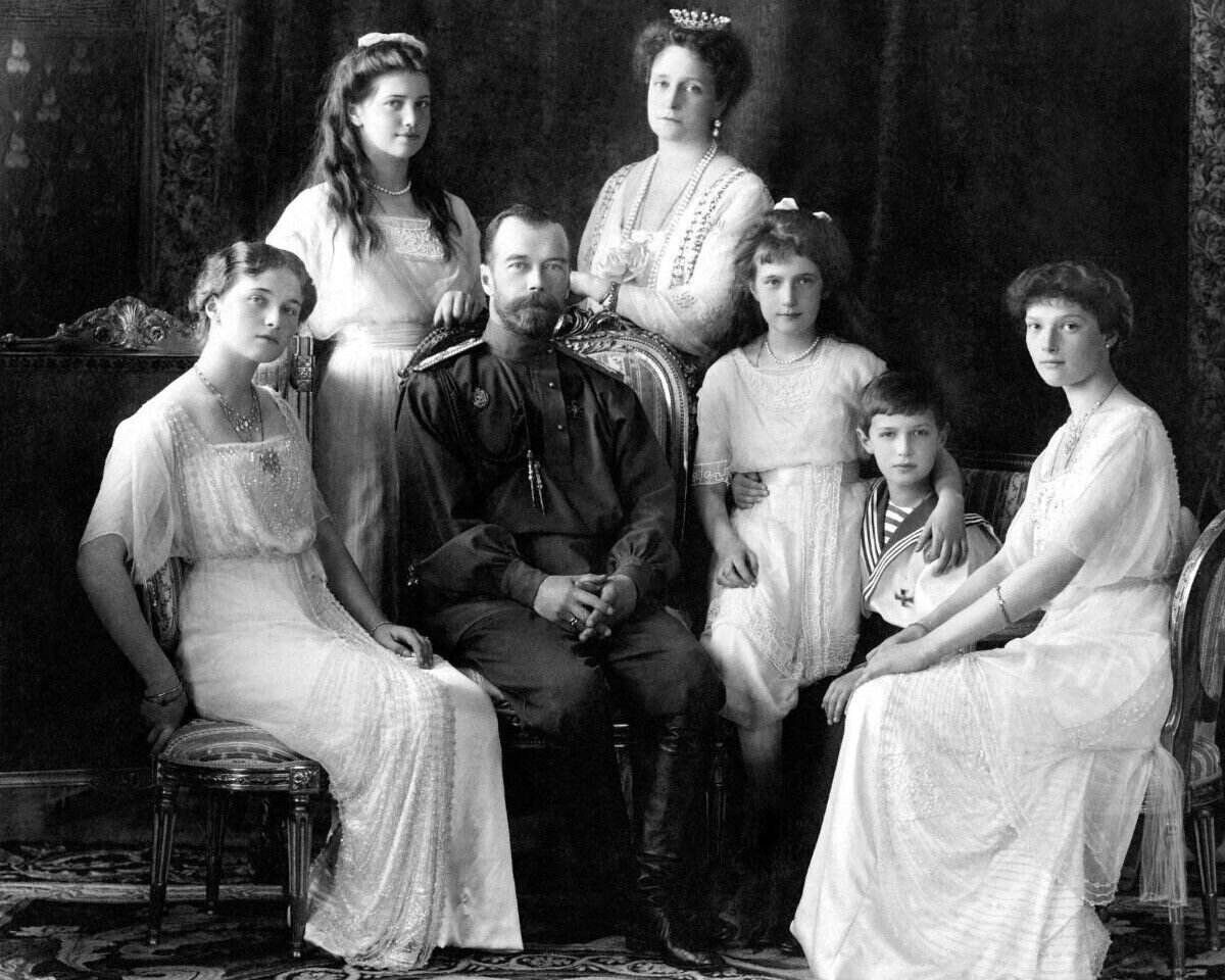 Николай Второй с императрицей и детьми. Фото из открытого источника