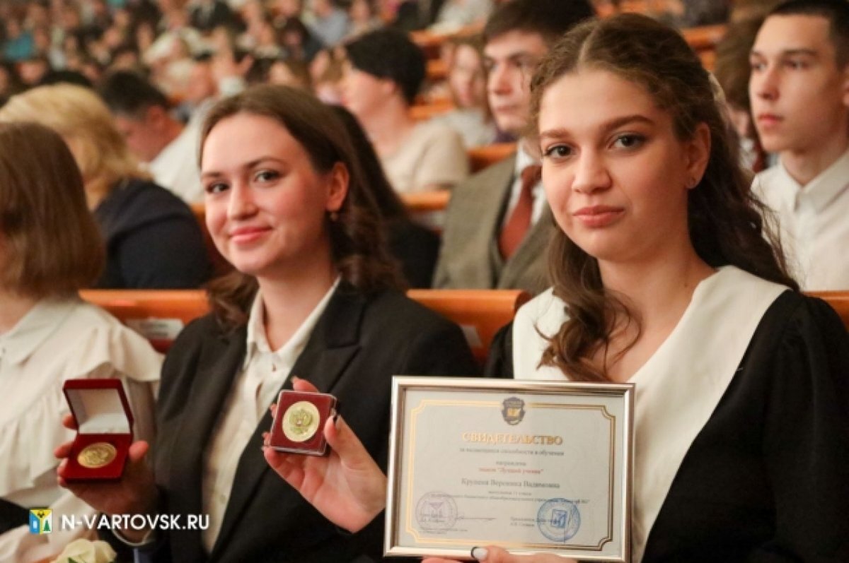    Также выпускники получили медали «За особые успехи в учении».