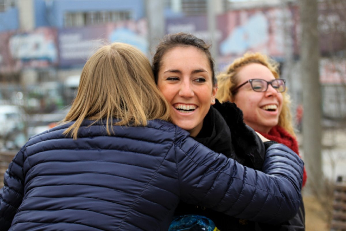 обнимать незнакомых людей. обнимать незнакомых людей. молодежь в объятиях. пара обнимается. день обнимашек в америке.