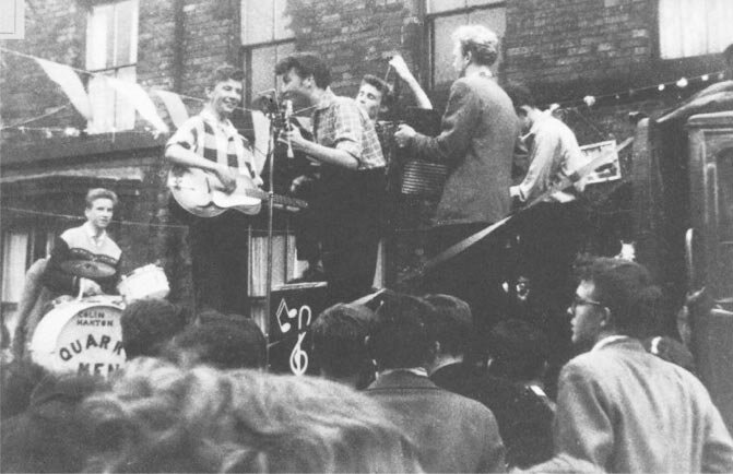 Выступление The Quarrymen. Джон Леннон в центре у микрофона, Пол Маккартни справа внизу. Источник: beatleswiki.com