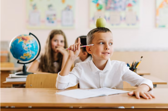 Из интернет-ресурса: https://ru.freepik.com/free-photo/pointing-up-kid-sitting-in-class