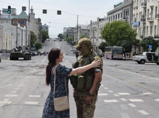    Ростовчанка просит бойца ЧВК Вагнер сложить оружие //Фото РИА Новости