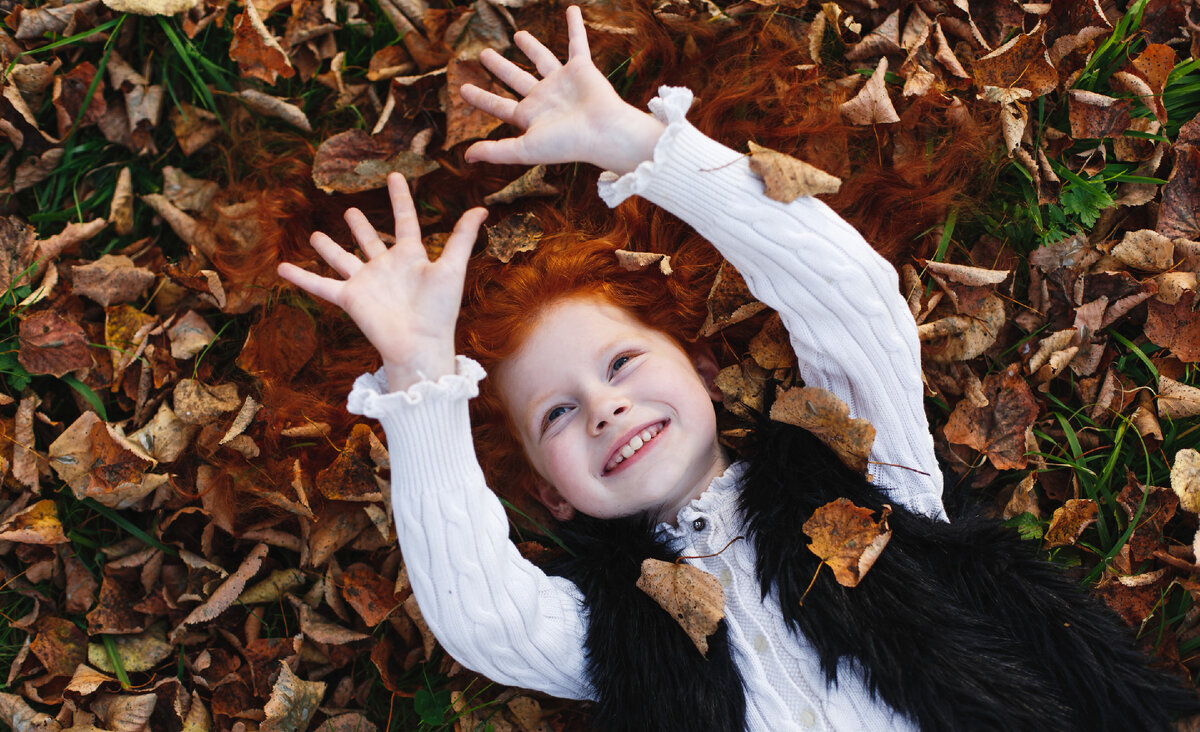 Иллюстрация <a href="https://ru.freepik.com/free-photo/autumn-vibes-child-portrait-charming-and-red-hair-little-girl-looks-happy-lying-on-the-fallen-leav_3985031.htm#page=19&query=%D1%80%D1%8B%D0%B6%D0%B0%D1%8F%20%D0%B4%D0%B5%D0%B2%D0%BE%D1%87%D0%BA%D0%B0%20%D1%81%20%D0%BA%D0%BE%D1%81%D0%B8%D1%87%D0%BA%D0%B0%D0%BC%D0%B8&position=27&from_view=search&track=ais">Изображение от freepic.diller</a> на Freepik