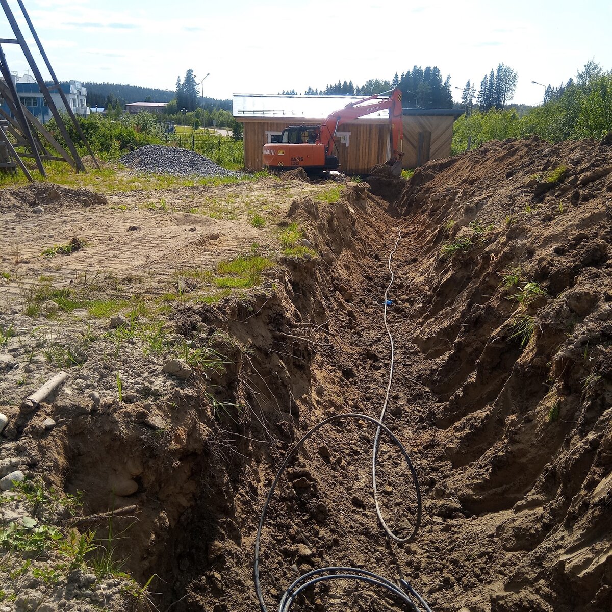 на фото начальный этап прокладки водопровода