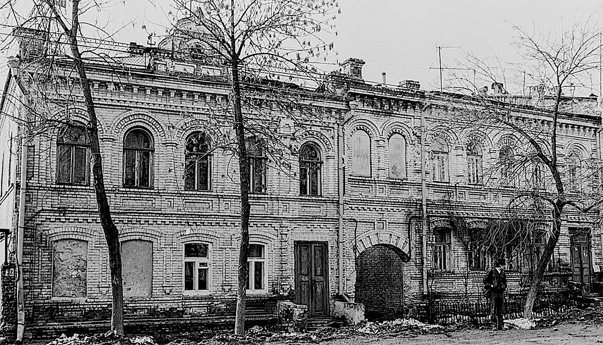 Преображенская на рубеже веков застраивалась практически в единой "кирпичной" стилистике