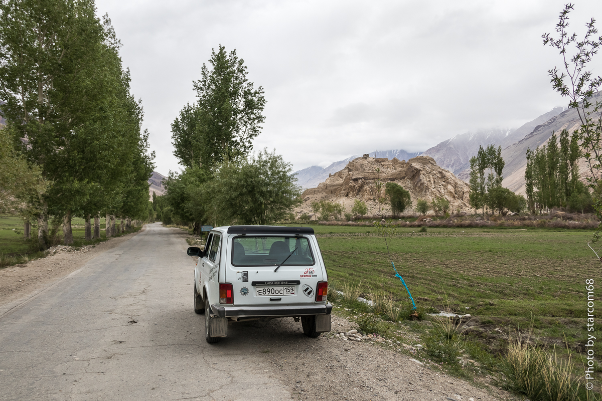 Белка на Памирском тракте ввиду крепости Ках-Каха. Вы Памирский тракт так себе представляли? Пролистывайте галерею вправо