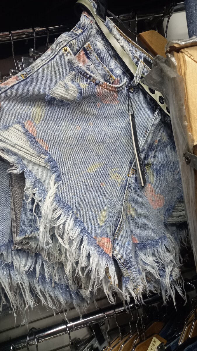 Рваные джинсовые шорты на Садоводе. 