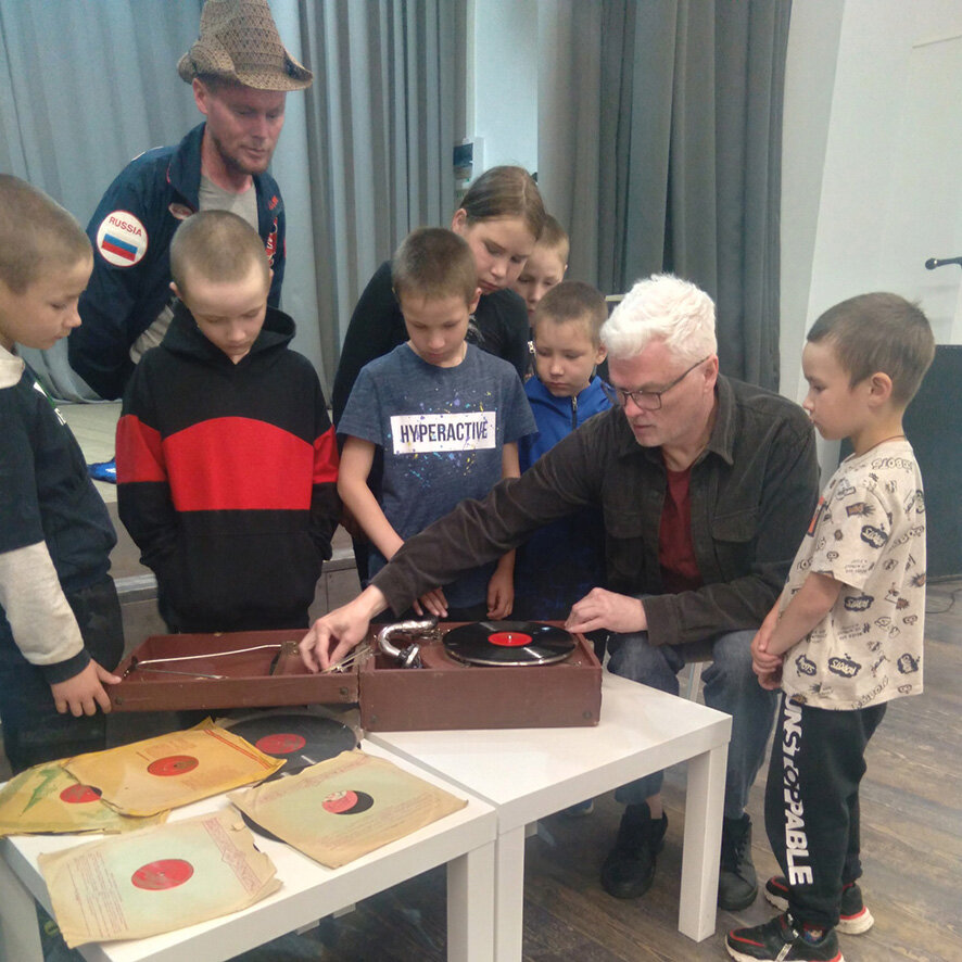 Изучаем устройство патефона