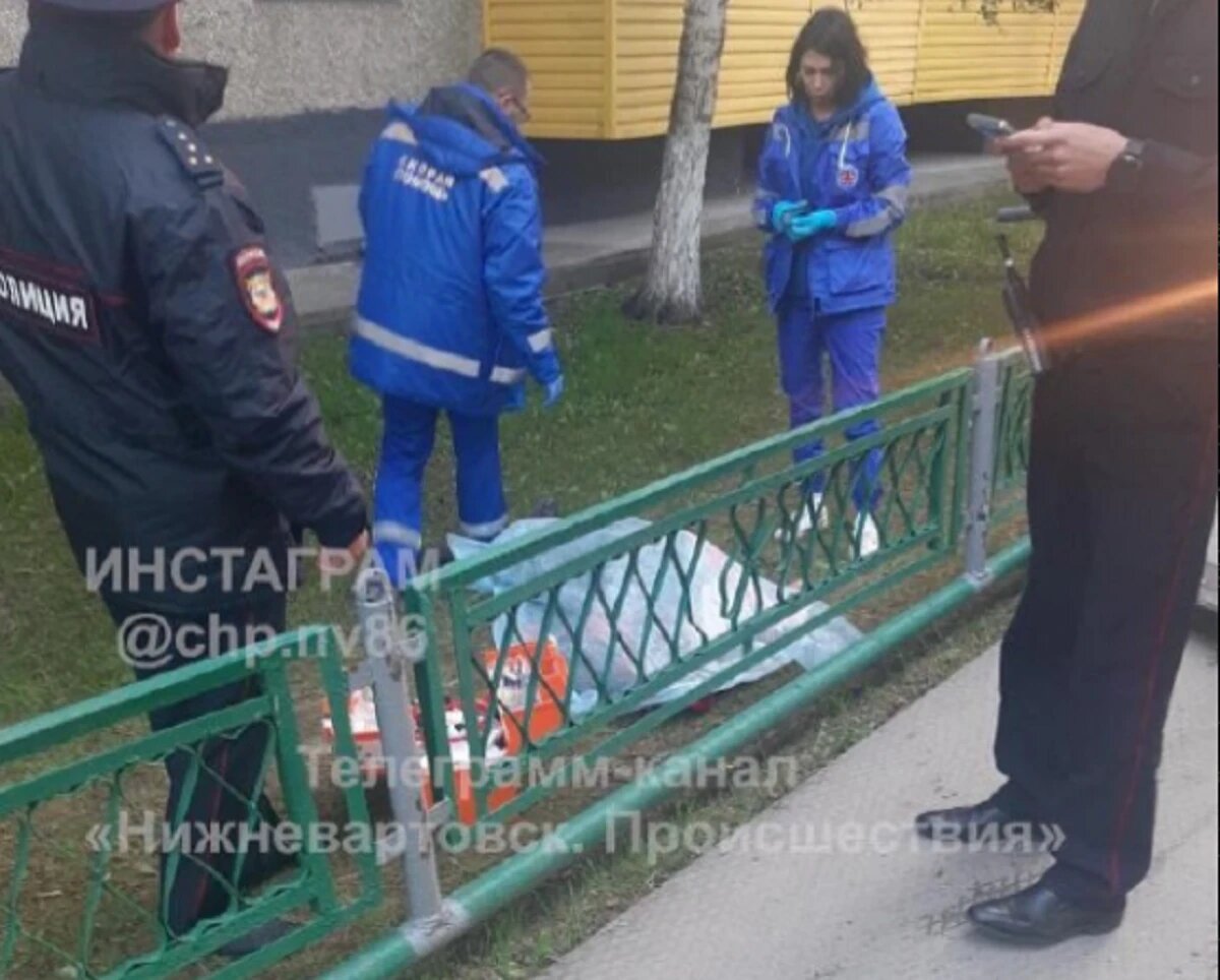 ребенок упал с дивана и умер