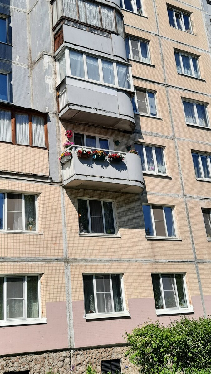 Гуляя с коляской увидела такой балкончик.