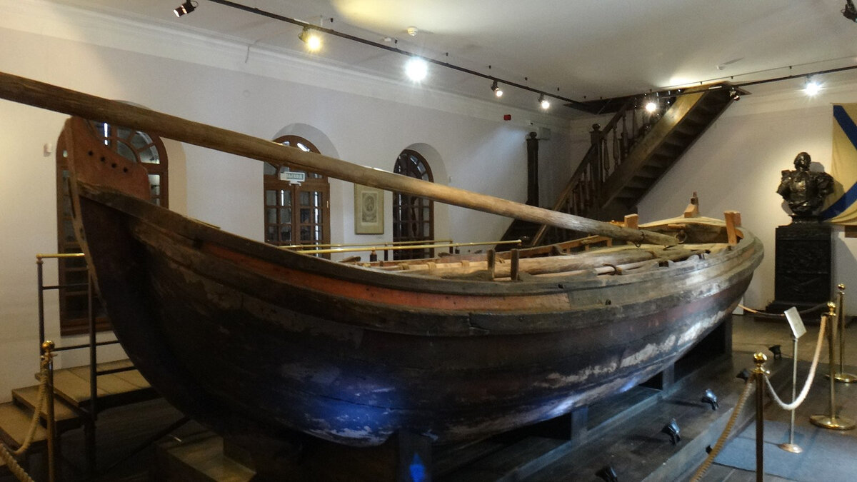  Вокруг бота выстроили специальный домик, защищающий старинное судно от дождя и ветра. В этом же здании собрана коллекция обломков матч и судовых атрибутов.Фото: karel291