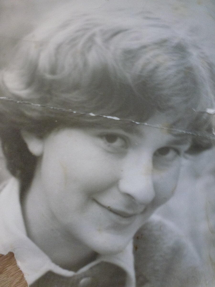 Девочка-припевочка в 1980-м. Взгляд уже неискренний.