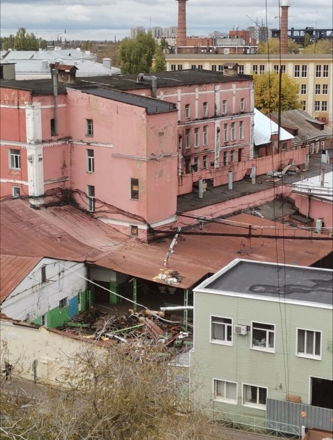 Так красавец-завод выглядел в последнее время, свётло-зелёный цвет отдела кадров гармонично вливается в фон. Фото из открытых источников