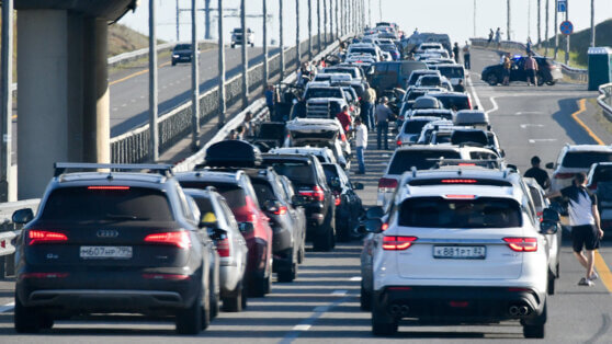    Восьмикилометровая пробка образовалась на подъезде к Крымскому мосту Юлия Шелковенко