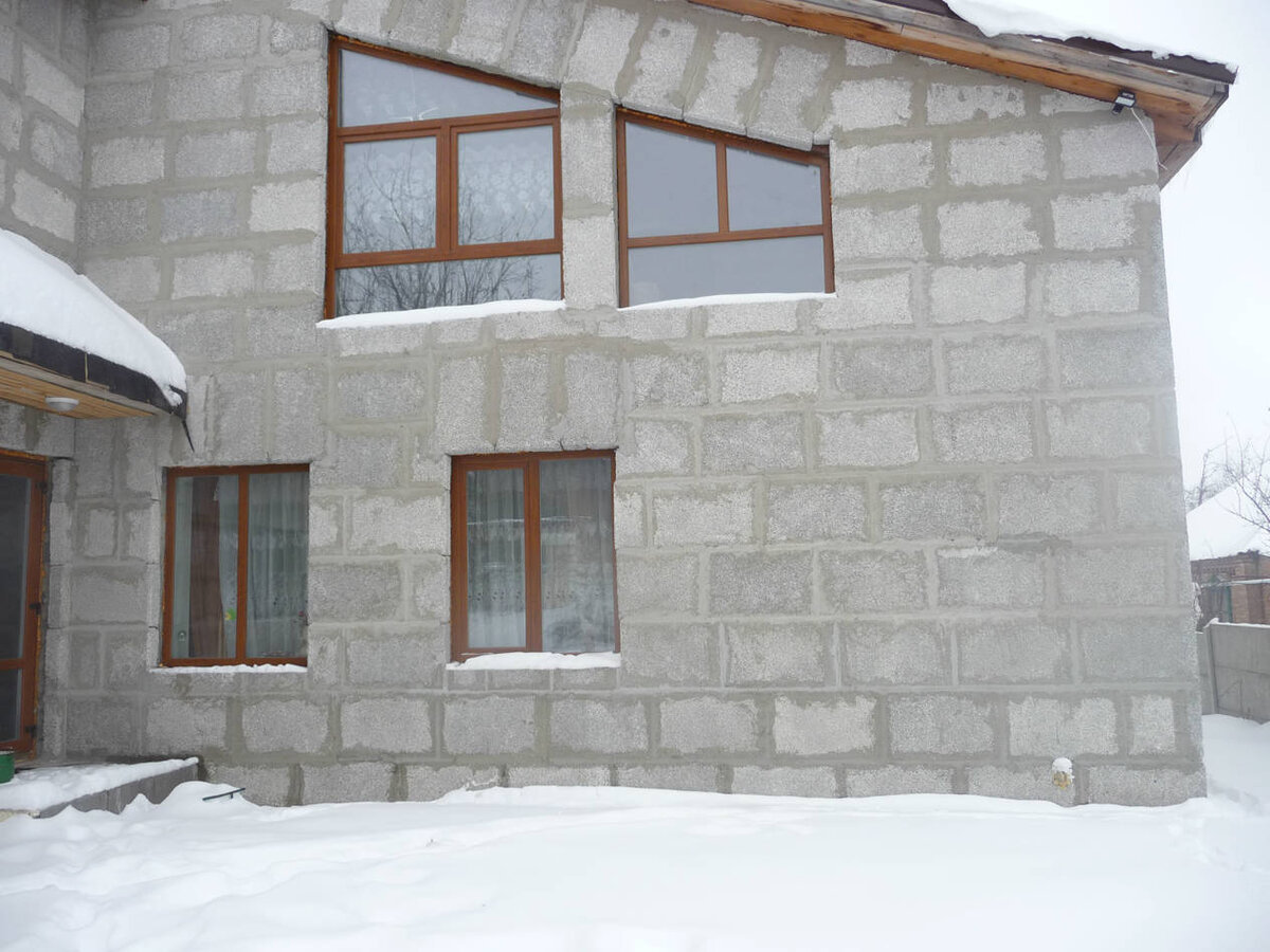 Пример фаса дома из полистиролбетона зимой