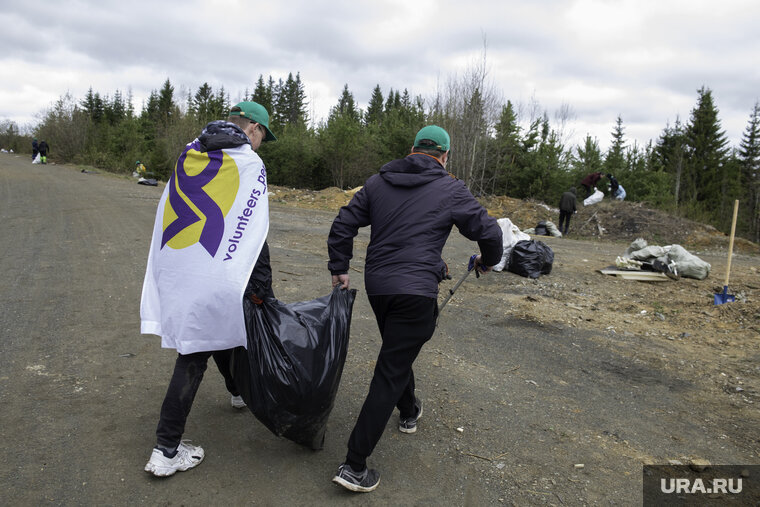    Подростки занимаются уборкой мусора и благоустройством территорий
