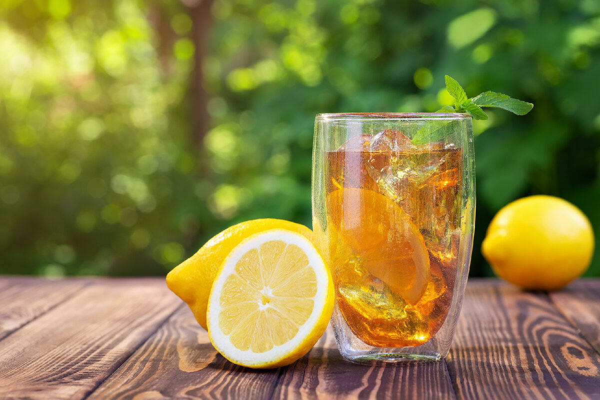 Холодный чай с лимоном и мятой