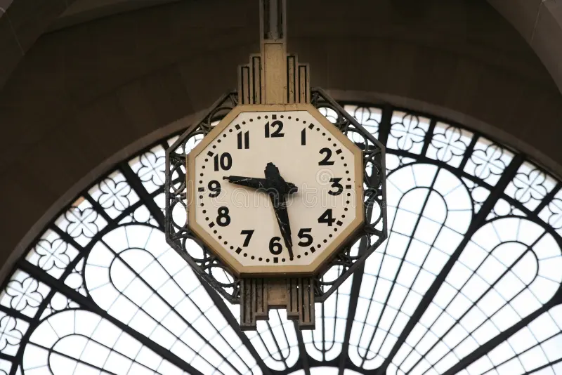 Стоки часов. Часы на вокзале. Часы «железнодорожные». Старинные Вокзальные часы. Швейцарские часы на вокзале.