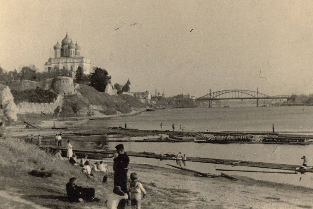 Мост Красной Армии (ныне Ольгинский) через Великую и Псковский кремль с Троицким собором. 1941 год
