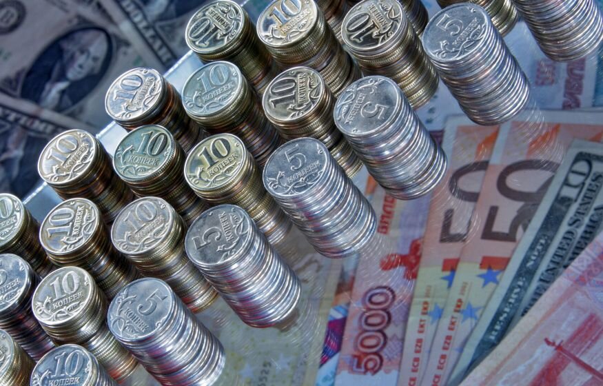    Курс доллара вырос, превысив 90 рублей