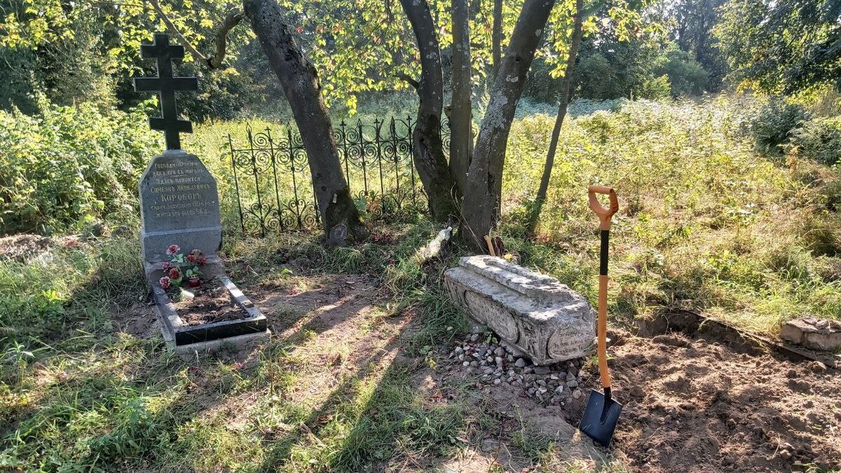 Мы копаем на старинном некрополе в городе Твери, под палящими лучами солнца втыкая каждый раз лопату в толстый слой исторического культурного слоя. Попадаются разные находки в этих местах: кости, черепки, стёкла и даже монетки.