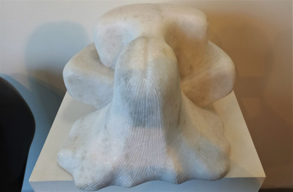 “Сидящая купальщица», автор Gregory Mutasa