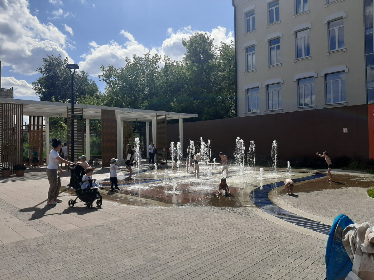 Детишки ревятся в фонтане, хотя на улице не жаркие +23. Даже я поежилась при виде такой картины