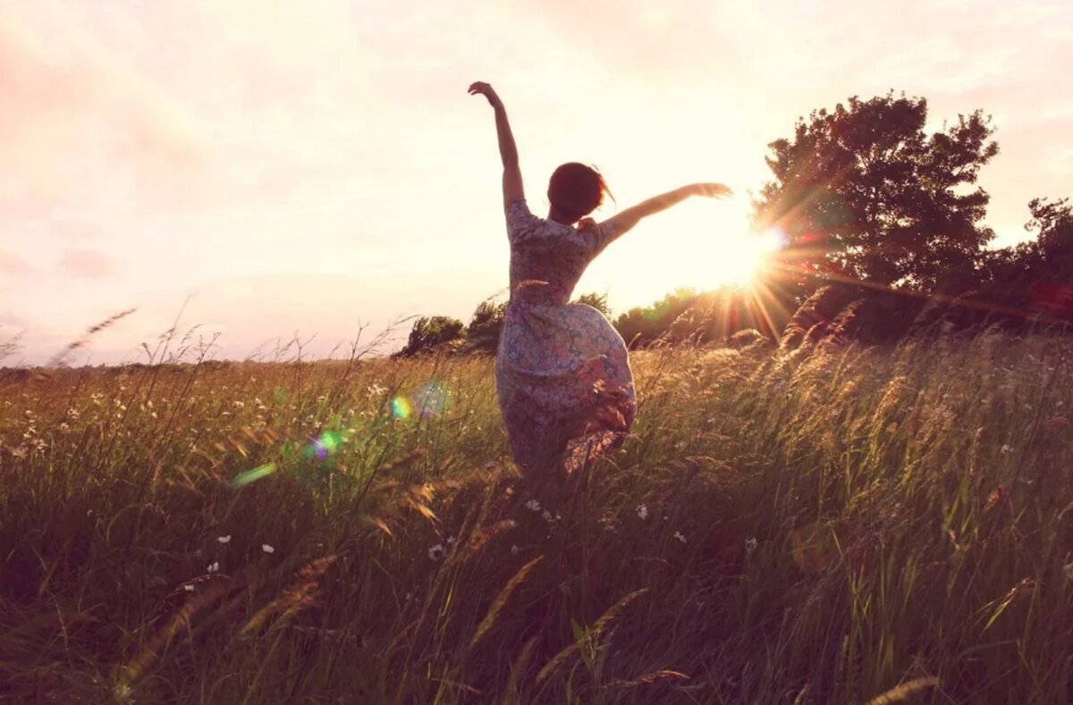 Радуюсь как будто. Радуюсь как будто. Солнце счастье радость. Весна радость. Девушка на рассвете.