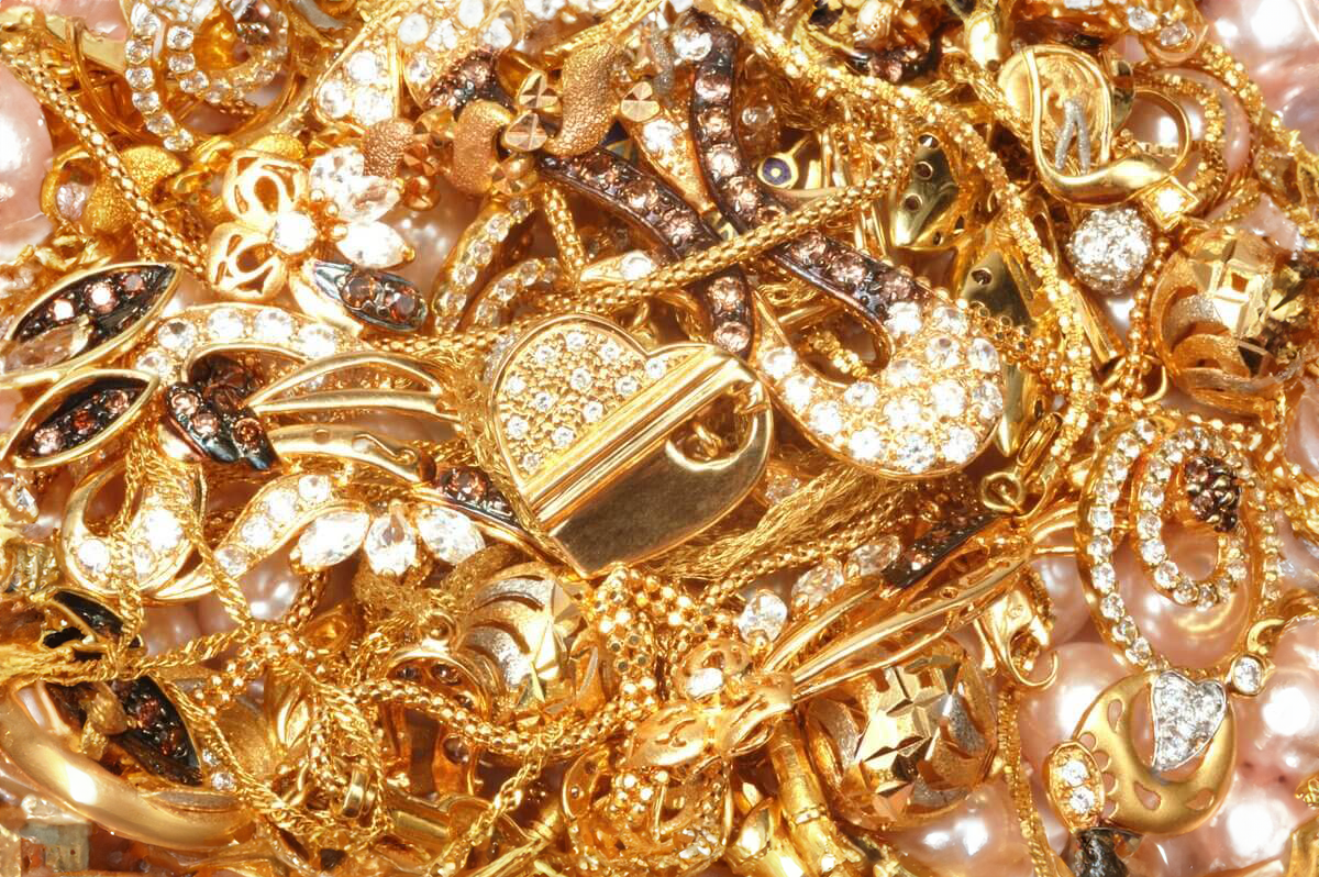 Текстура - как искусство и дизайн: передача глубины ощущений и влияние на визуальные и тактильные характеристики поверхности предметов, золотые изделия россыпью