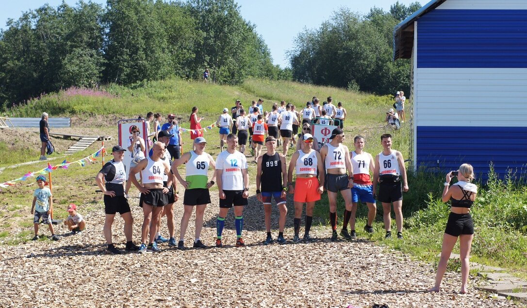 Пока младшие мальчики бегают, старшие фотографируются)