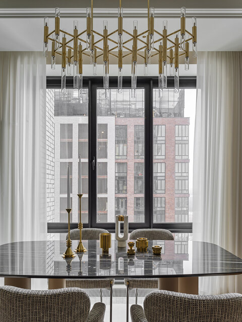 Фрагмент столовой. Обеденный стол изготовлен по эскизам дизайнера. Стулья, Varro (Италия), поставка — компания Veranda.ru. Люстра над столом, K-Lighting (Португалия). Декор, Moon Stores.